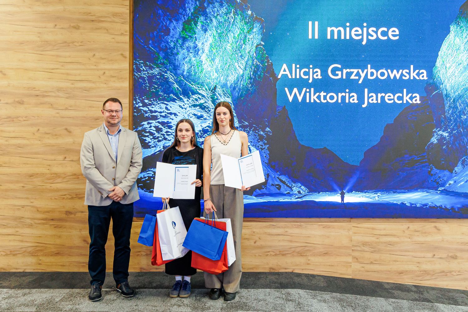 Alicja Grzybowska i Wiktoria Jarecka laureatkami konkursu Save the Earth – zrówn...